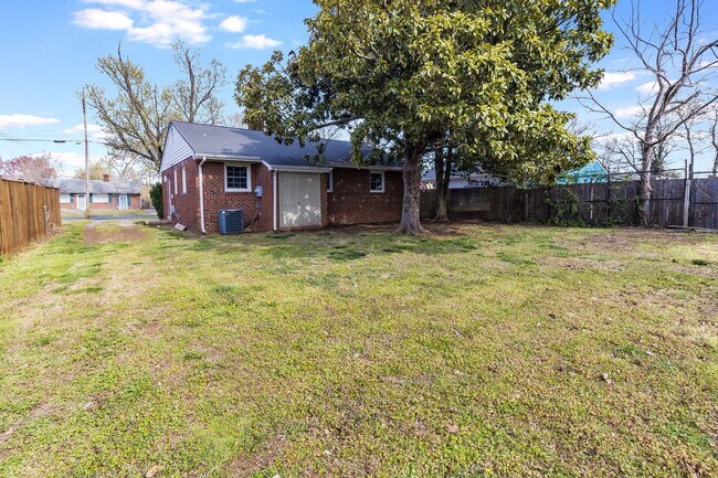 Building Photo - CITY OF FREDERICKSBURG 3 BEDROOM HOME FOR RENT