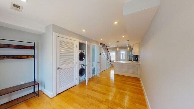 Building Photo - 1530 Levis St NE
