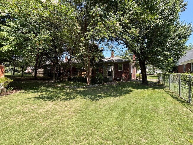 Building Photo - Cute Rosewood Bungalow
