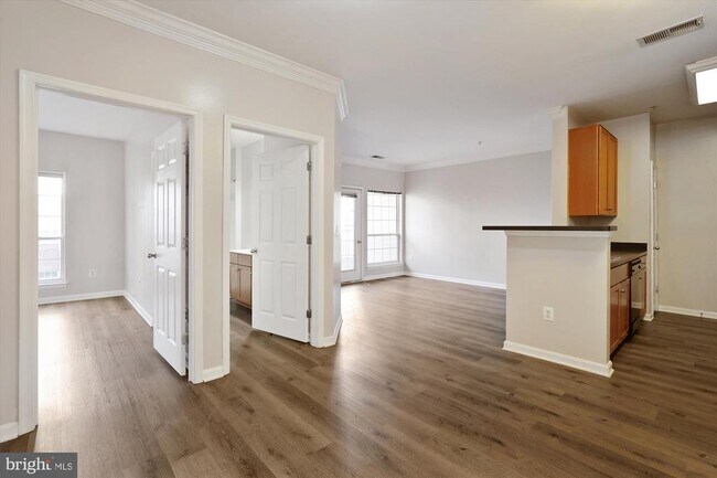 Building Photo - 4860 Eisenhower Ave