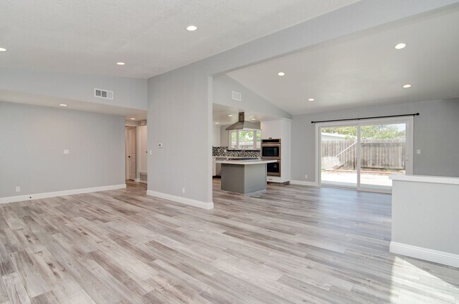 Building Photo - 980 Presidio Dr