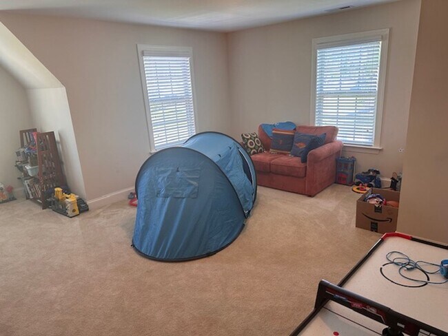 Building Photo - 4 Bedroom, 2.5 bath home in Mimosa Bay Com...