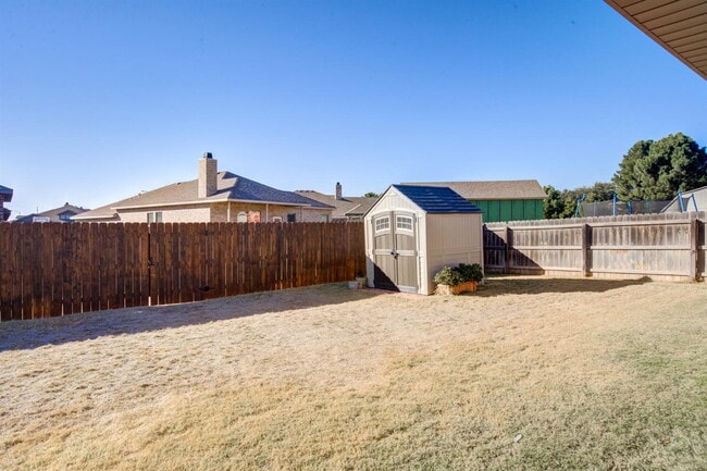 Building Photo - Immaculate newer 4/3/2 1/2 block from Quin...