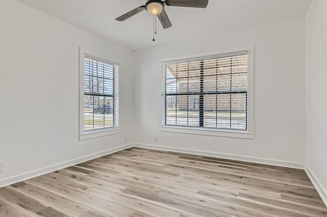 Building Photo - 902 Hackberry St