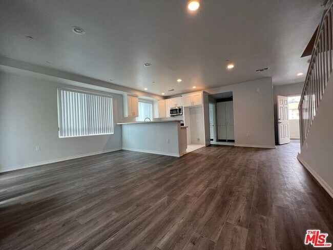 Building Photo - 1529 N Kingsley Dr