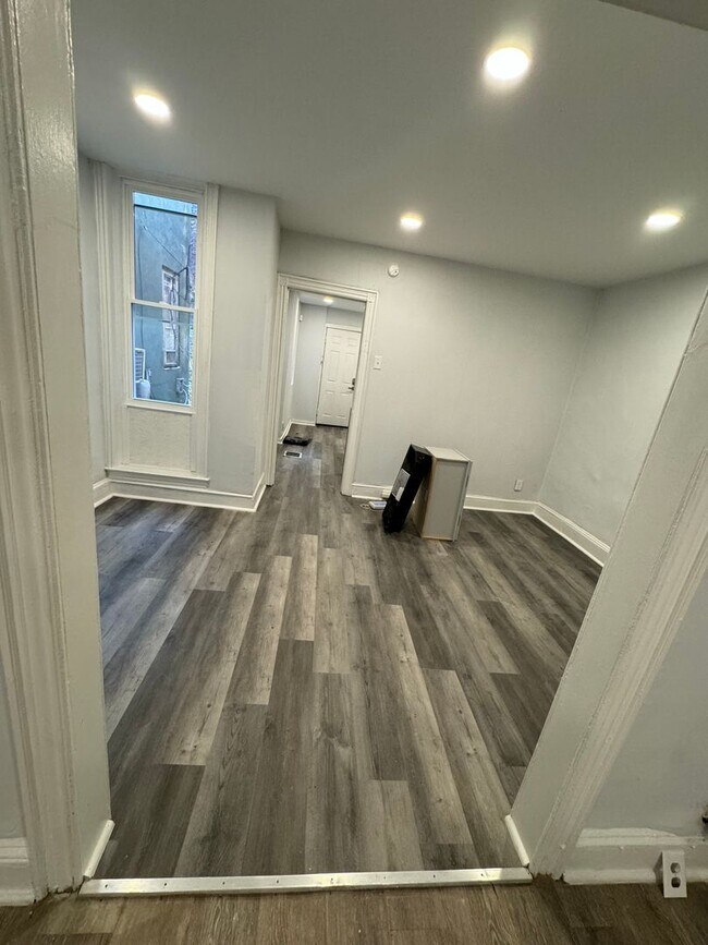 Building Photo - Refreshed 3BR/1BA Cozy Home with Porch & Fenced Yard!