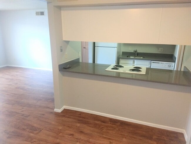 Building Photo - Spacious Two Bedroom Two Bathroom Condo