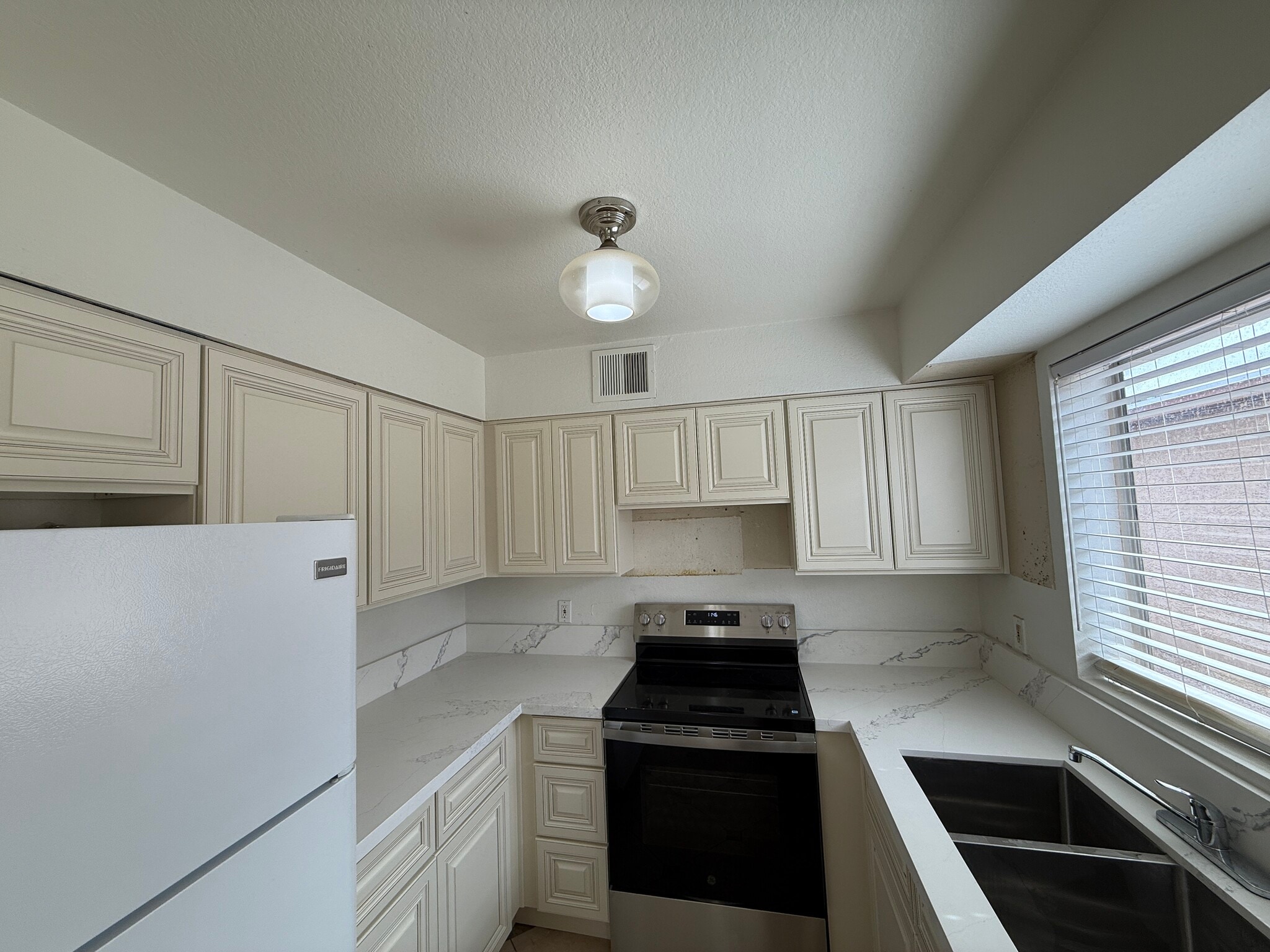 Building Photo - 735 N Arrowhead Dr
