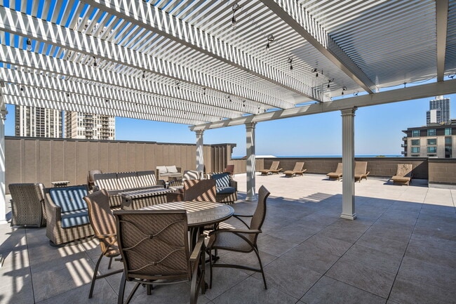 Building Photo - 159 W North Ave