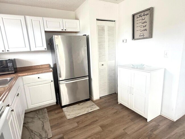 Building Photo - 406 Lakeside Dr