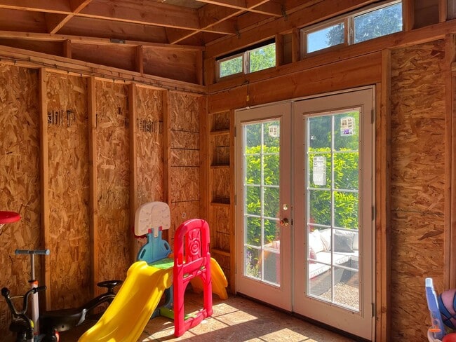 Building Photo - Beautiful custom 3 bedroom 2 bath house in...