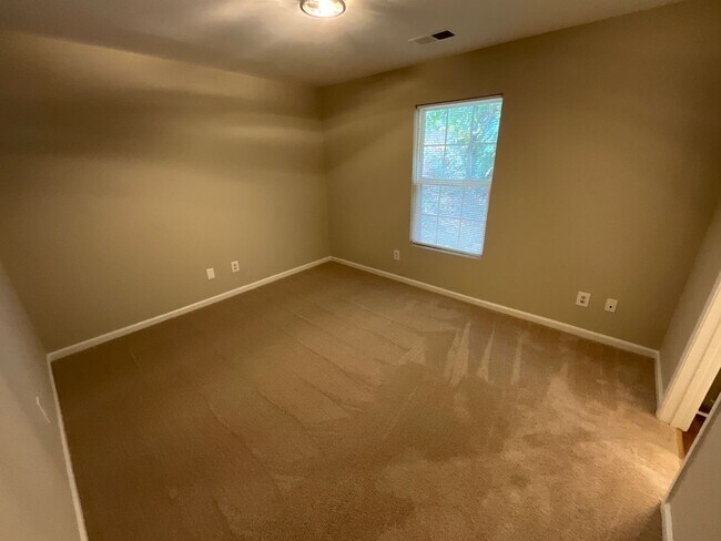 Building Photo - NE HIGH POINT! Newly renovated & painted 3...