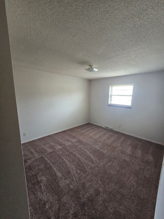 Building Photo - 4300-4302 Santa Barbara Dr-4302 Santa Barbara Dr