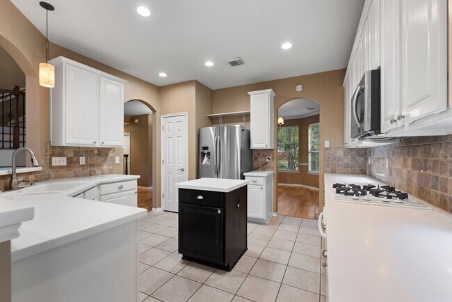 Building Photo - The Perfect Woodlands Retreat: Steps from ...