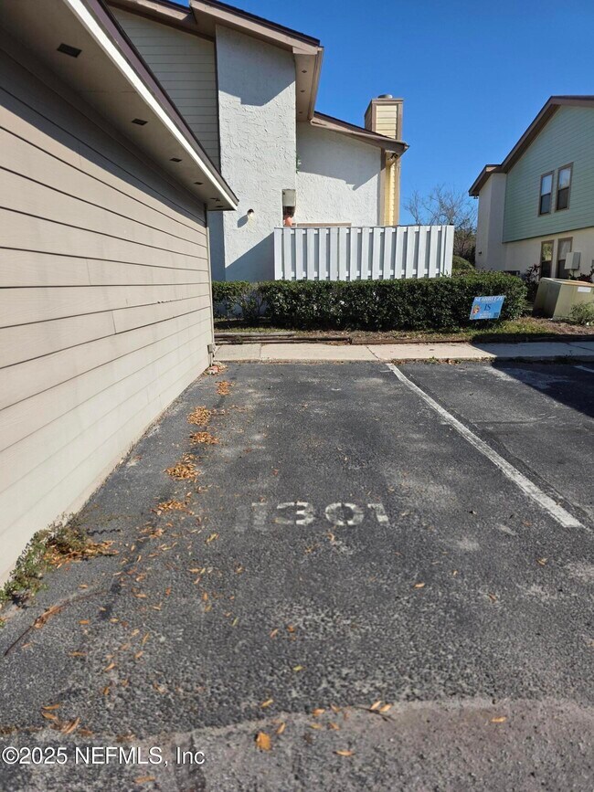 Building Photo - 1301 W Defender Ct