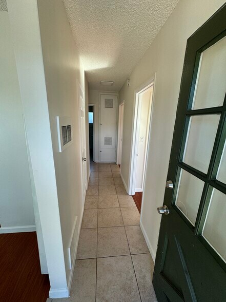 Building Photo - 831 W Walnut Ave