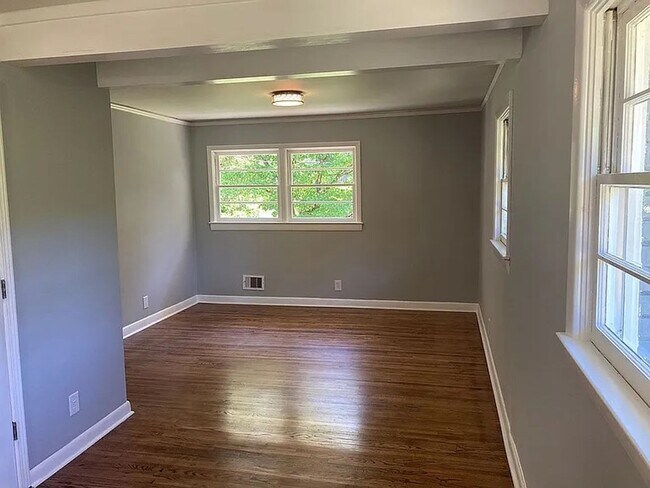 Building Photo - Peaceful home in Forest Acres!