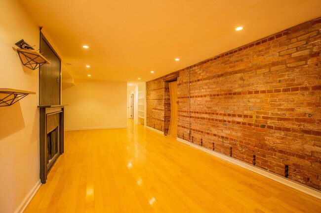 Building Photo - Lovely 2 BR/1.5 BA Apartment in Downtown!