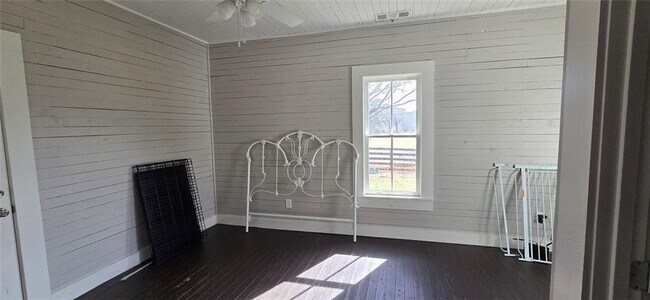 Building Photo - 812 Bessie Ln