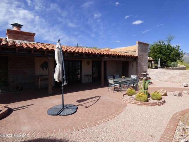 Building Photo - 5300 N Montezuma Trail