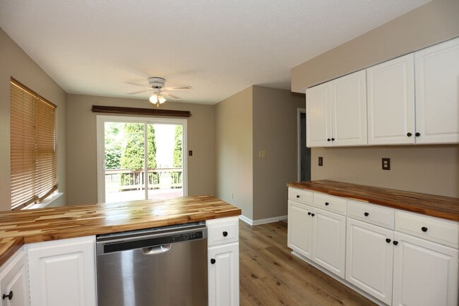 Building Photo - Large 5 Bedroom Westfield Home!