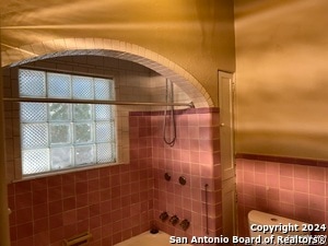 Building Photo - 224 E Rosewood Ave