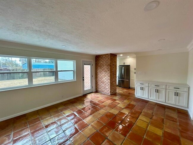 Building Photo - 6275 Westgate Dr