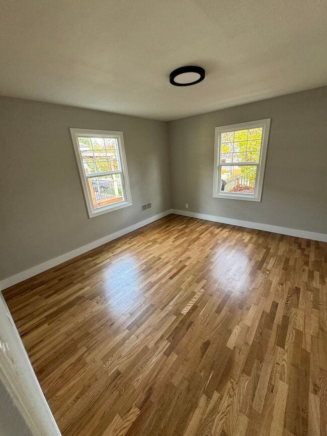 Building Photo - Fully Renovated 4 Bed Home w/ Fenced Backyard, W/D's in Unit.