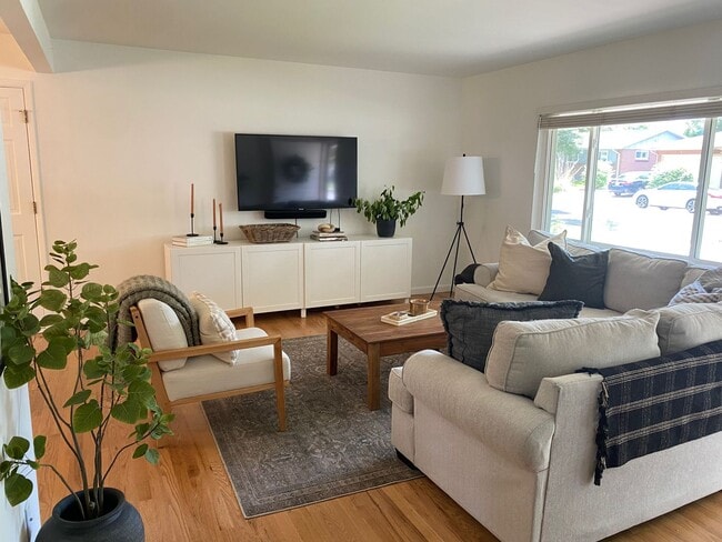 Building Photo - Single Family home half a block from Bible Park.