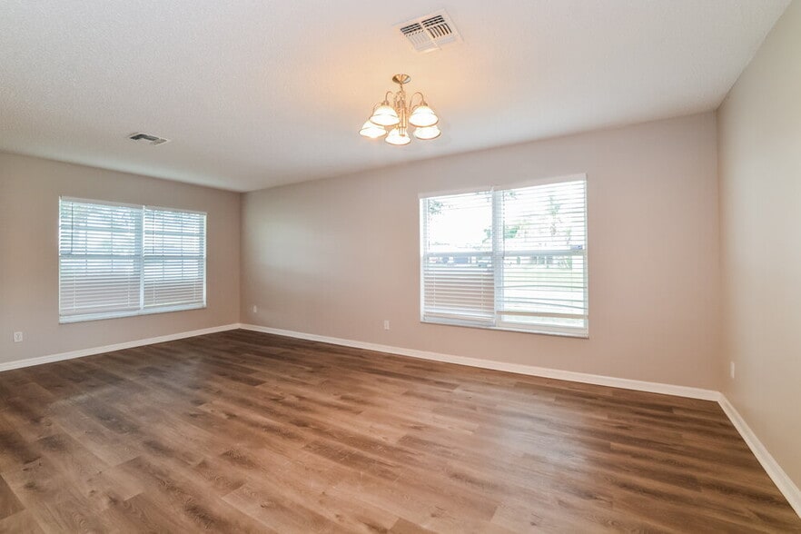 Building Photo - 582 Southridge Rd