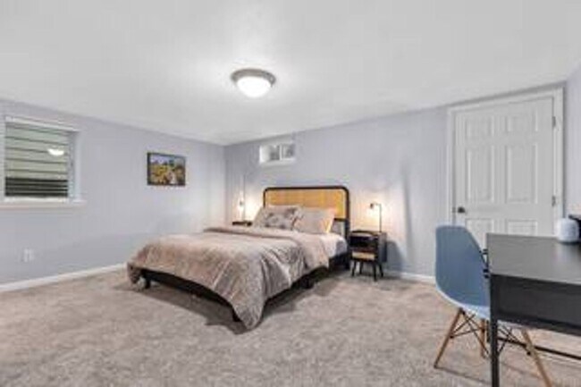 Building Photo - Elm Street Duplex