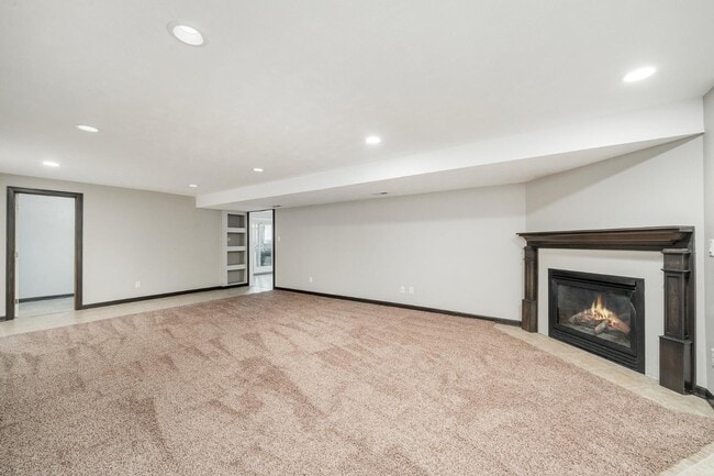 Building Photo - 2412 S Sheffield Cir