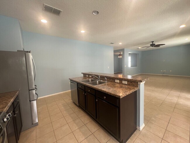 Building Photo - Beautiful 3 bedroom 2 bathroom pool home