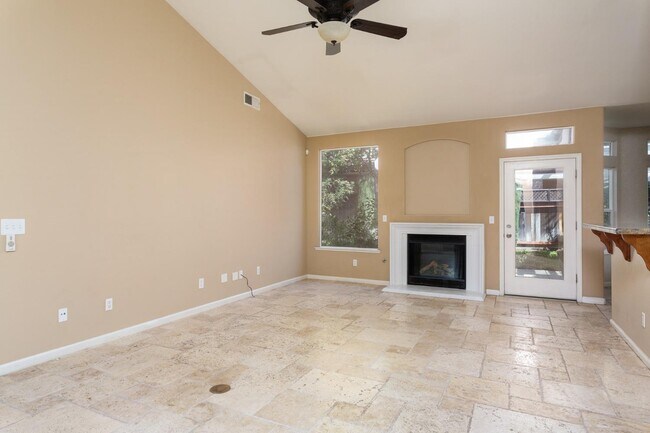 Building Photo - 1120 E Sawgrass Ave