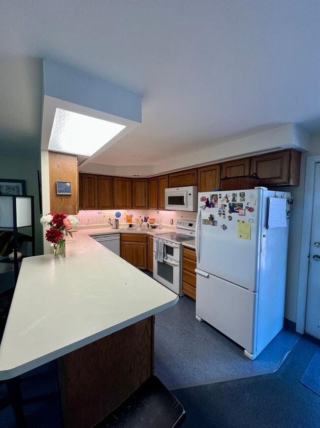 Building Photo - Available Nov 1st / Furnished / 1-Car Gara...