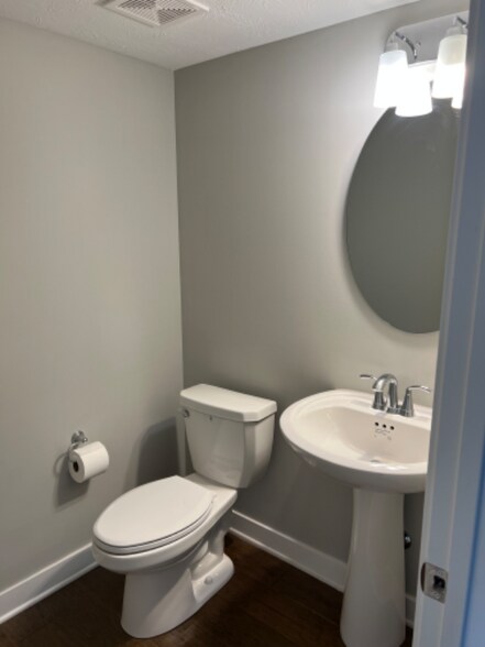 Building Photo - 677 Golborne St