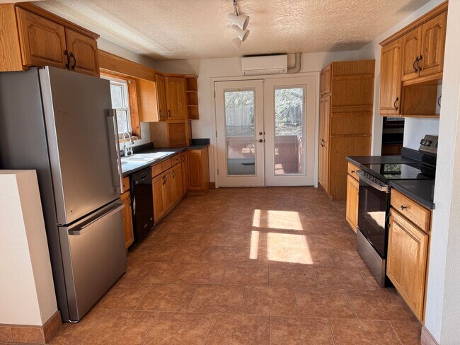 Building Photo - 3 Bedroom, 2 Bathroom Home in Cedar Crest, NM.