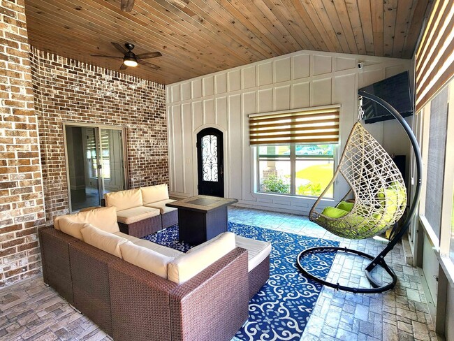 Building Photo - Luxurious 3 Bedroom, 2 Bath Home in the Ex...