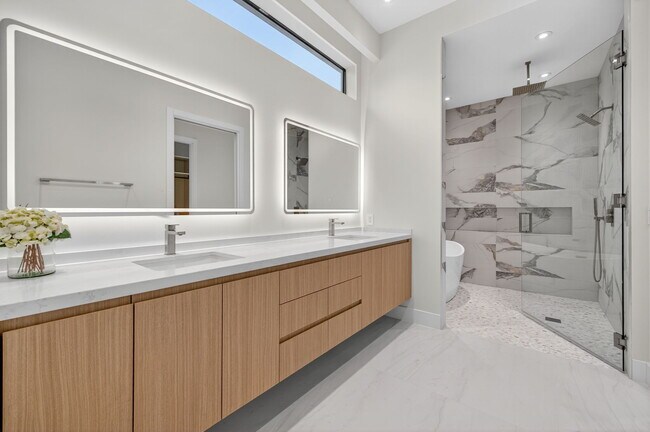 Building Photo - 2757 NE 34th St