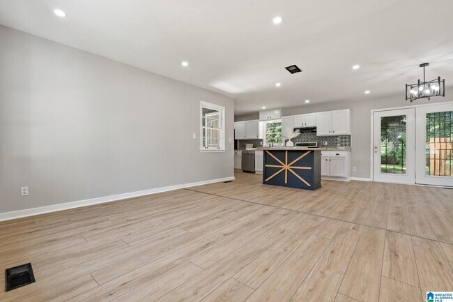 Building Photo - 852 Twin Lake Dr NE
