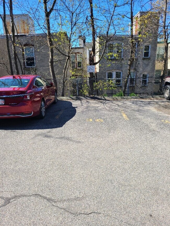 Building Photo - 1BR 1Bth unit. Heat/Hot Water included. Great location!