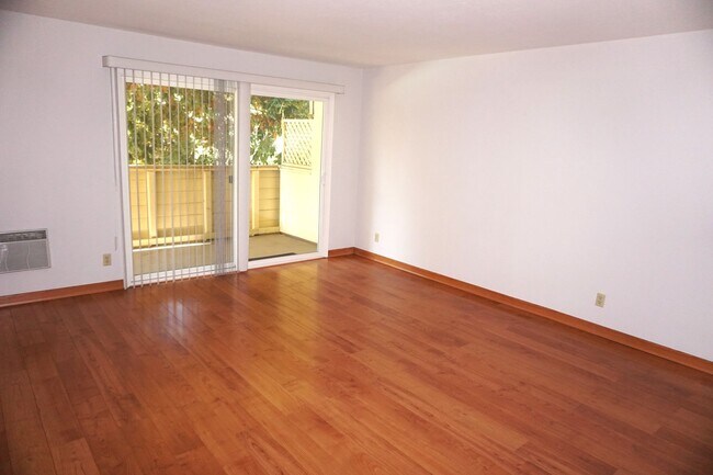 Building Photo - Beautifully Updated Condo in Great Mountai...