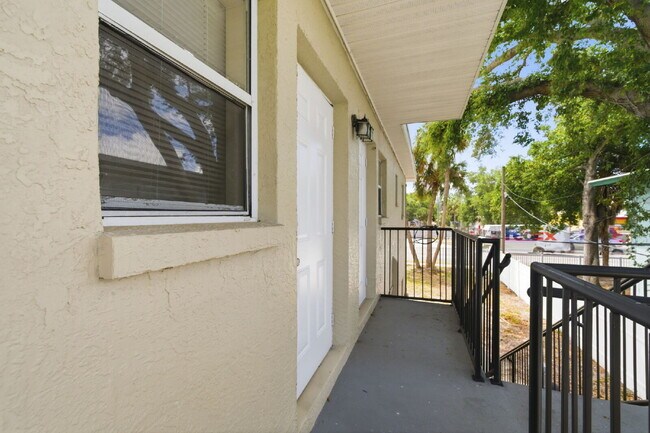Building Photo - Updated 2-bedroom apartment in St. Petersburg offering 650 square feet of refreshed living space ...
