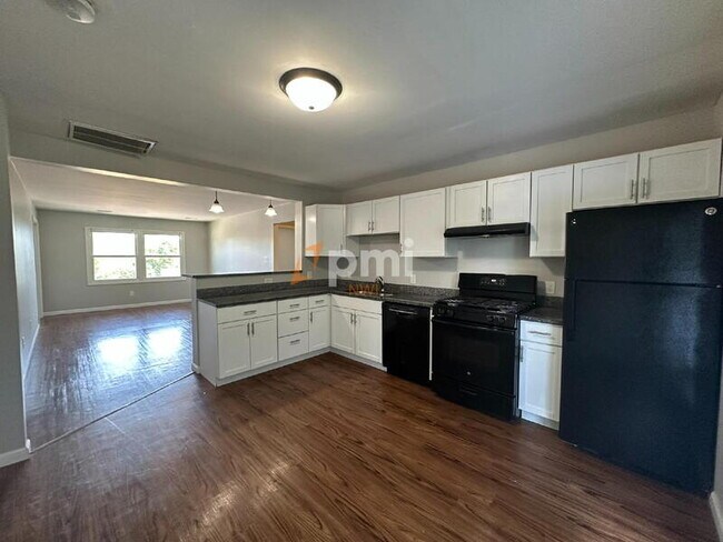 Building Photo - 5831 Creekview Ct W