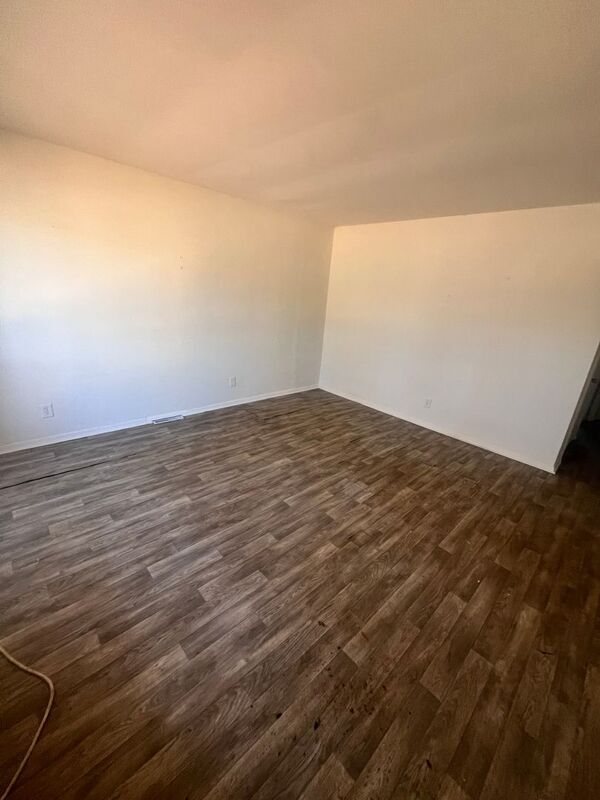 Building Photo - 532 Camrose Dr