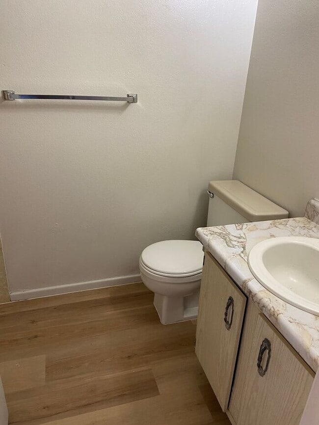 Building Photo - Bright 1 bed with front patio