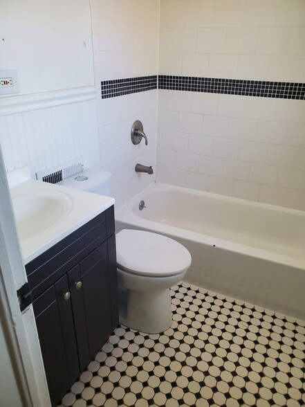 bathroom - 3335 N Harrison St