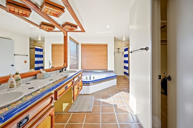 Building Photo - Spacious Two Bedroom Condo in Gated Commun...