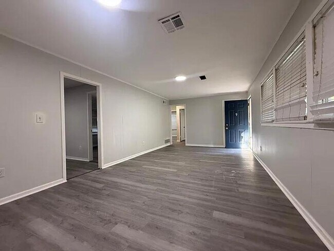 Building Photo - Fresh, Bright & Move-In Ready on Willow Lane!