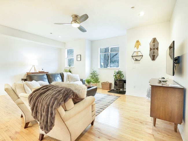 Building Photo - 190 E 7th Ave